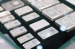 Giá bạc hôm nay 24/8: Đồng loạt đi xuống