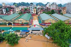 Mưa lớn dồn dập, Lạng Sơn chìm trong nước lũ nhìn từ trên cao