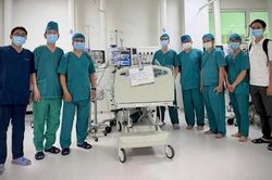Bé 7 tháng tuổi nguy kịch vì xương lươn găm sâu hai bên phế quản
