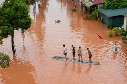 Đường phố Lạng Sơn chìm trong biển nước, người dân chèo bè trên phố