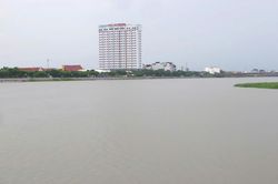 Lũ trên nhiều sông ở Ninh Bình dâng cao, cấm tàu thuyền qua cầu Đế