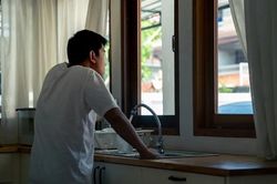 Vợ bỗng nhiên thích nấu ăn, tôi chưa kịp mừng đã phát hiện cô ấy ngoại tình