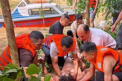 Lật xuồng khi đưa bệnh nhân đi cấp cứu giữa mưa lũ, 7 người được cứu sống