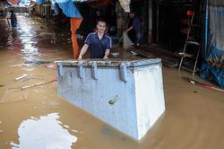 Lội nước ngang người, tiểu thương ở Lạng Sơn xót xa vớt vát tài sản