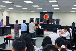 Cựu Hiệu trưởng hầu toà trong vụ giữ lại tiền bồi dưỡng của gần 1.000 sinh viên