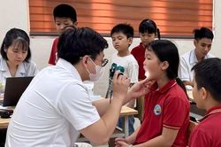 Từ khám sức khỏe học đường đến quản lý sức khỏe học sinh lâu dài