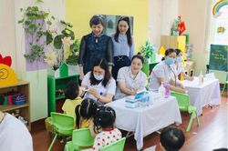 Gần 11.000 trẻ em, học sinh phường Phương Liệt được khám sức khỏe trước năm học mới