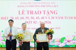 Phường Phương Liệt trao Huy hiệu Đảng tặng 258 đảng viên dịp 2-9