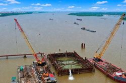 Công nhân vượt mưa gió tăng tốc thi công cầu Thượng Cát