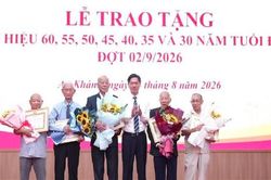 Xã An Khánh trao tặng Huy hiệu Đảng đợt 2-9-2026