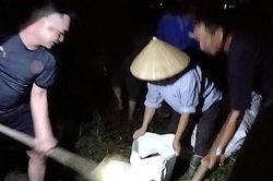 Xã Phú Xuyên: Khẩn trương xử lý sự cố nước tràn bờ kênh A27