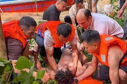 Lạng Sơn: Lật xuồng khi đưa bệnh nhân đi cấp cứu giữa dòng lũ, 7 người được cứu sống
