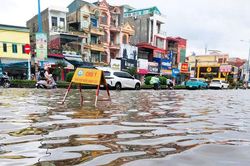 Mưa ngớt nhưng nhiều nơi ở Hải Phòng vẫn ngập cục bộ
