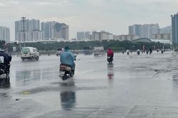 Sau mưa lớn, các 'điểm đen' ngập úng Hà Nội ra sao?