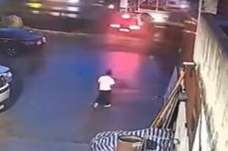Thót tim cảnh SUV mắc kẹt trên đường ray, bị tàu hỏa đâm hất văng