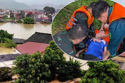 Xuồng chở bệnh nhân bị lật giữa dòng nước lũ, 7 người được cứu