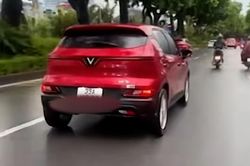 Lái xe ô tô gắn 2 biển số khác nhau để 'né' camera AI đã bị phạt 23 triệu đồng