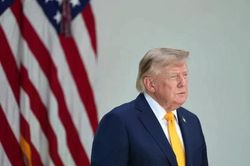 Tổng thống Trump cân nhắc áp thêm thuế 7,5% đối với hàng hóa Trung Quốc