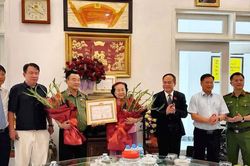 Thượng tướng Nguyễn Khánh Toàn được trao tặng Huy hiệu 60 năm tuổi Đảng