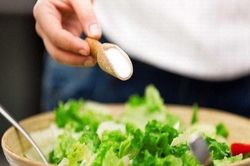 Cẩn trọng với 'bẫy' muối trong bữa ăn