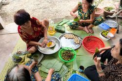 Đám giỗ miền Tây, chủ nhà chưa nhờ hàng xóm đã sang phụ