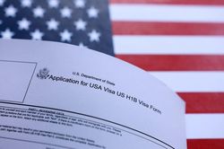 Mỹ sẽ mở đợt thu hồi visa lớn chưa từng có, 200.000 người ảnh hưởng
