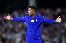 Enzo Fernandez bị CĐV cả hai đội la ó