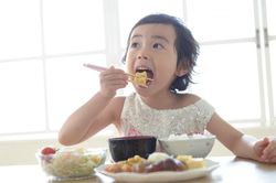 Cách giúp trẻ hết biếng ăn, tự giác vào bữa mà không cần ép