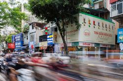 Vì sao các quán trà sữa giá 'rẻ như cho' cùng đổ về 1 con phố ở Hà Nội