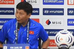 Thầy Kim xòe hai bàn tay, lộn trái túi quần trước chung kết ASEAN Cup