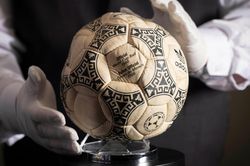 Quả bóng Maradona ghi bàn 'Bàn tay của Chúa' đấu giá 3,3 triệu USD