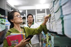 Phụ huynh TP.HCM xếp hàng dài mua SGK cho con, Sở GD&ĐT nói gì?