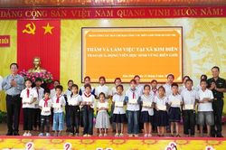 Ấm áp những món quà trước thềm năm học mới