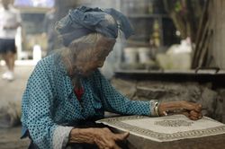 Người giữ hồn nét vẽ sáp ong giữa cao nguyên đá vùng biên viễn