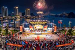 Quảng Ninh: Hơn 70 tàu trình diễn ánh sáng trên vịnh Hạ Long