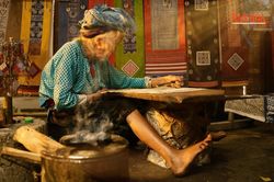 Pho sử sống giữ 'hồn cốt' nghề vẽ sáp ong của người Mông nơi địa đầu Tổ quốc