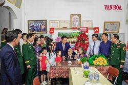 Đại tướng Nguyễn Trọng Nghĩa trao Huy hiệu 80 năm tuổi Đảng tại Quảng Trị
