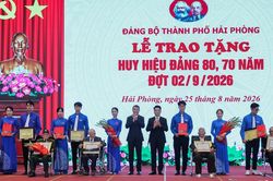 Thủ tướng L&ecirc; Minh Hưng trao Huy hiệu Đảng tặng c&aacute;c đảng vi&ecirc;n l&atilde;o th&agrave;nh