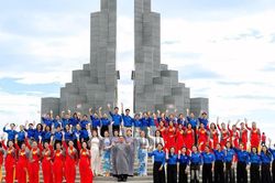 Thí sinh Hoa hậu Doanh nhân Hương sắc Việt Nam 2026 trao quà cho người neo đơn, hoàn cảnh khó khăn