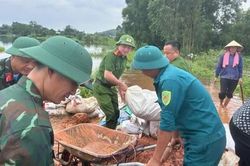 Lực lượng quân đội Bắc Ninh tích cực tham gia chống lũ