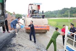 Hải quan khu vực VI kịp thời hỗ trợ nhân dân bị thiệt hại do cơn bão số 4