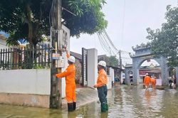 EVNHANOI bảo đảm an toàn điện tại khu vực nước sông dâng cao