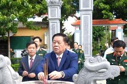 Chủ nhiệm Tổng cục Chính trị Quân đội nhân dân Việt Nam Nguyễn Trọng Nghĩa dâng hương tri ân Đại tướng Võ Nguyên Giáp