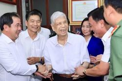 Bí thư Thành ủy Hà Nội thăm, tặng quà chiến sĩ Việt Minh thành Hoàng Diệu