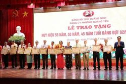 Trưởng Ban Nội ch&iacute;nh Trung ương L&ecirc; Minh Tr&iacute; trao Huy hiệu Đảng cho c&aacute;c đảng vi&ecirc;n thuộc Đảng bộ phường Quảng Y&ecirc;n