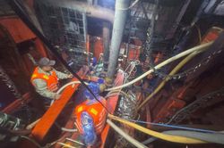 Vùng Cảnh sát biển 4 kịp thời hỗ trợ tàu cá bị phá nước trên biển
