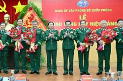 Đại tướng Phan Văn Giang trao Huy hiệu 35 năm tuổi Đảng tặng c&aacute;c đồng ch&iacute; Thủ trưởng Bộ Quốc ph&ograve;ng v&agrave; chỉ huy Văn ph&ograve;ng Bộ Quốc ph&ograve;ng