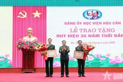 Đảng ủy Học viện Hậu cần tổ chức Lễ trao tặng Huy hiệu 35 năm tuổi Đảng