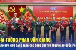Đại tướng Phan Văn Giang trao Huy hiệu Đảng tặng các đồng chí thủ trưởng Bộ Quốc phòng