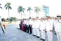 Lãnh đạo thành phố, Công an thành phố dâng hương tưởng nhớ các anh hùng, liệt sĩ